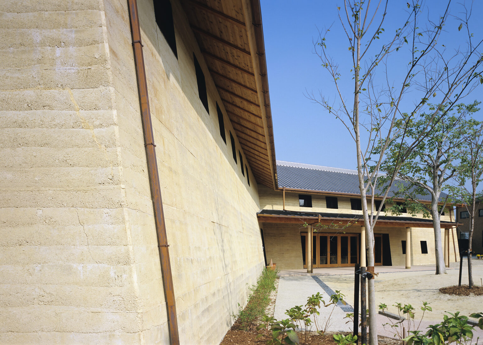 力強い土壁と植栽の組み合わせが、新しい風景をつくる。