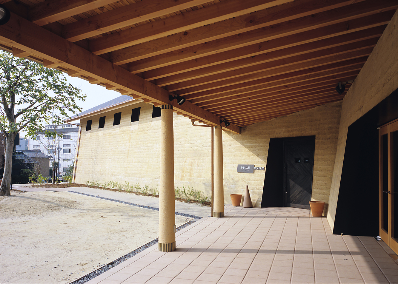 軒下の半外部空間。イベントや交流の場として活用できる設え。