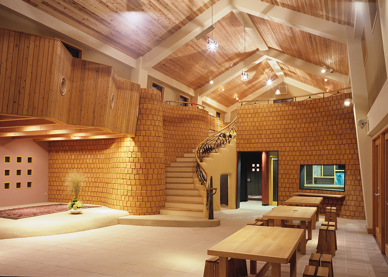 床にはタイルやソイルセラミックなど、土を原料とした素材を使用。