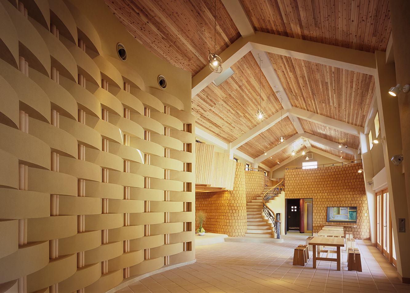 色土と幾何学で構成する内部デザイン。空間の楽しさを演出。