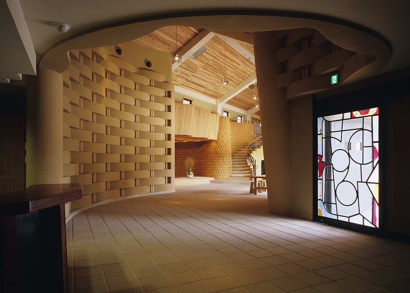 多彩な土の表情を組み合わせた展示空間。素材の奥深さを示す。