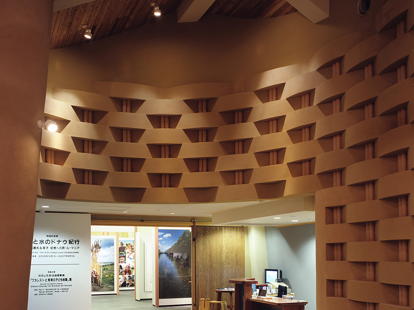 左官職人の技が生む有機的な曲線。土の素材感を際立たせる。