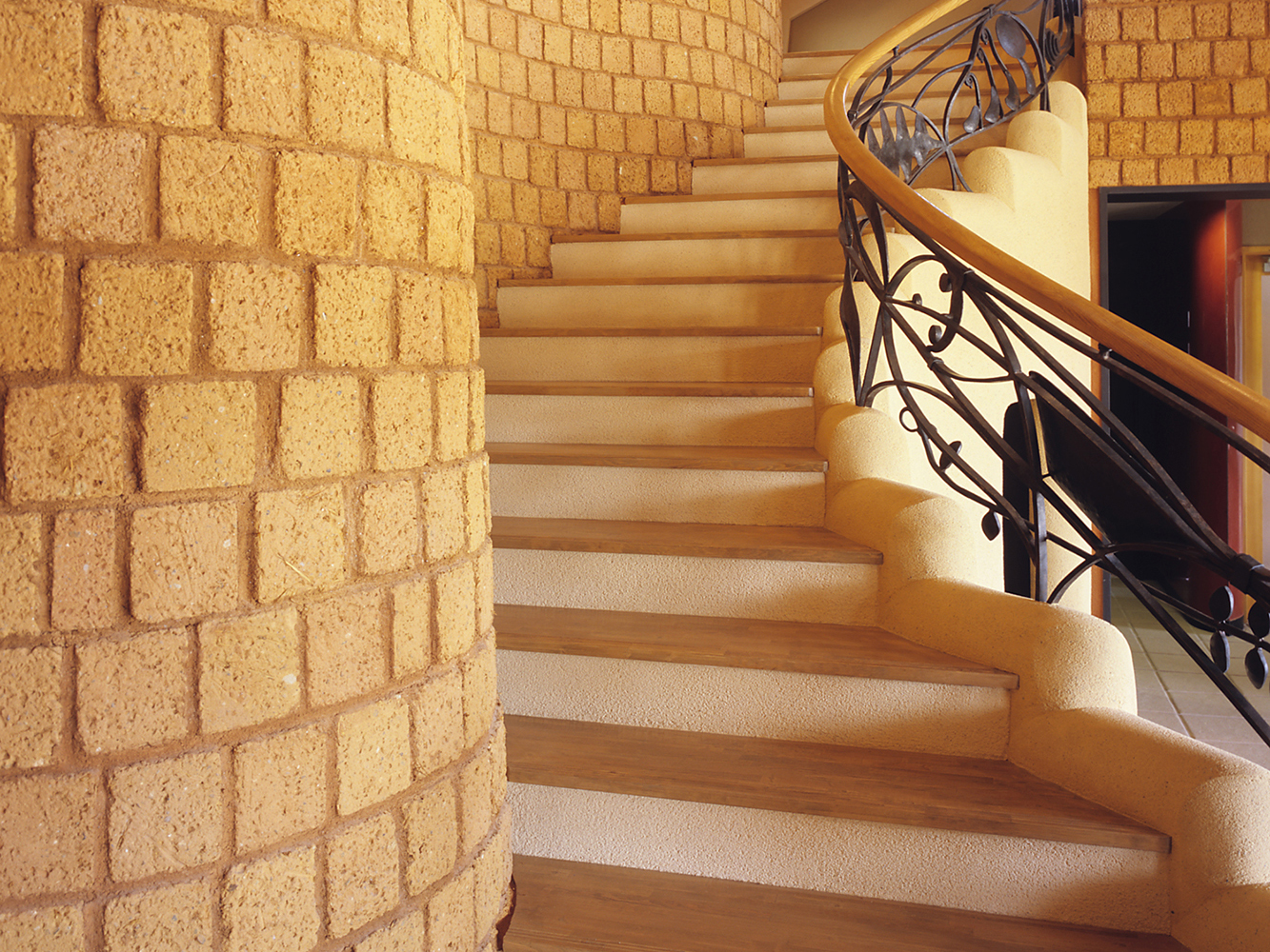 市民ボランティアが制作した日干し煉瓦。唯一無二の表情が魅力。