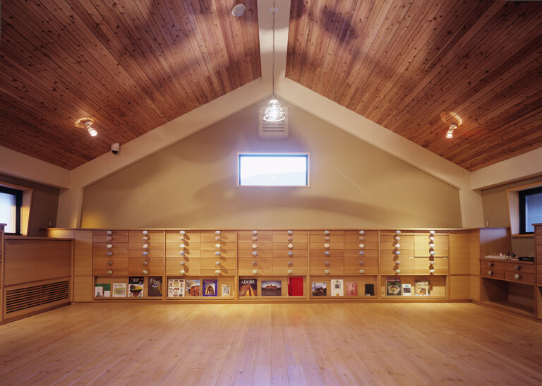 2階の隠れ家的スペース。土の資料を収めた学びのコーナー。