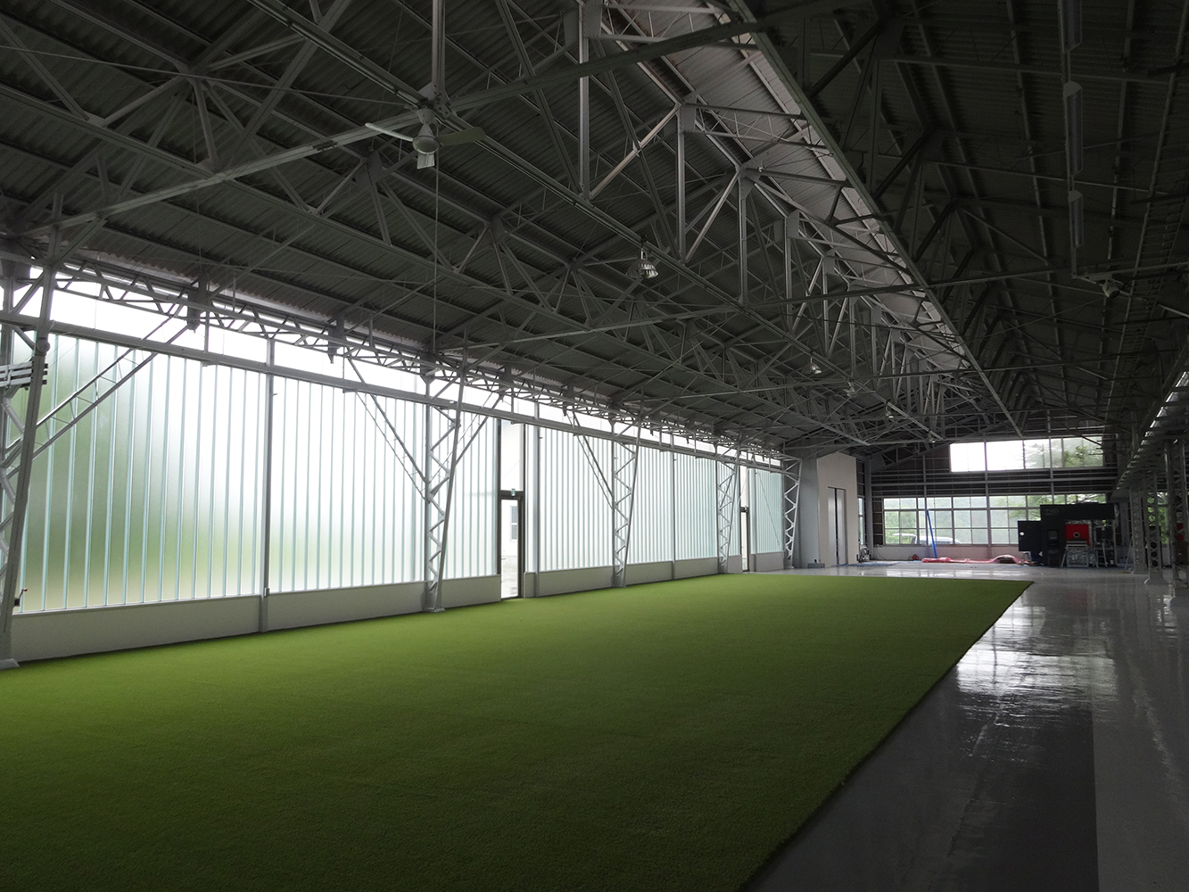 プロフィットいうガラス壁面を採用し、光を最大限に取り入れ、工場とは思えない明るさと開放感を実現。