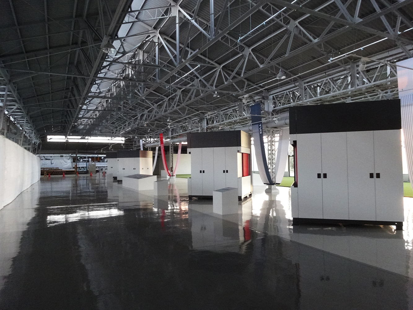 光の表情に合わせて仕上げ材を選定。無機質な印象を払拭し、ショールームにふさわしい上質な空気感を演出。