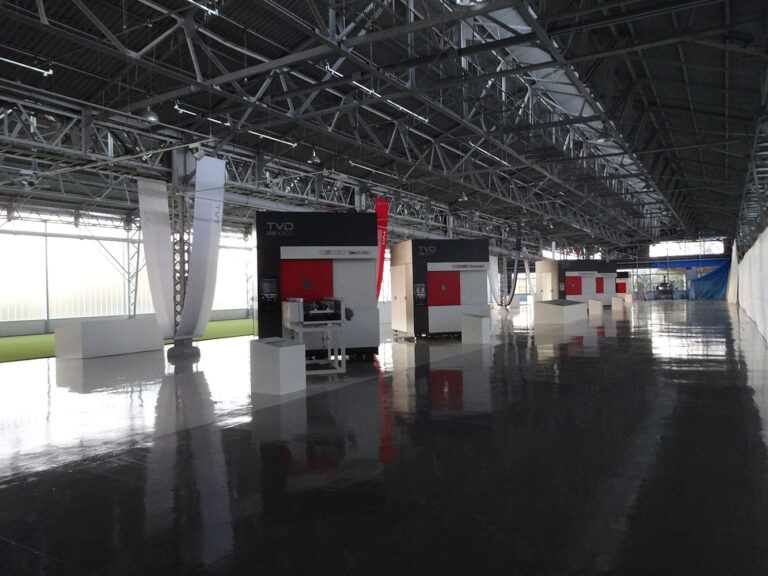 空間のスケールに合わせたシンプルで上品なサイン計画。展示空間への導入部としてブランドイメージ向上に寄与。