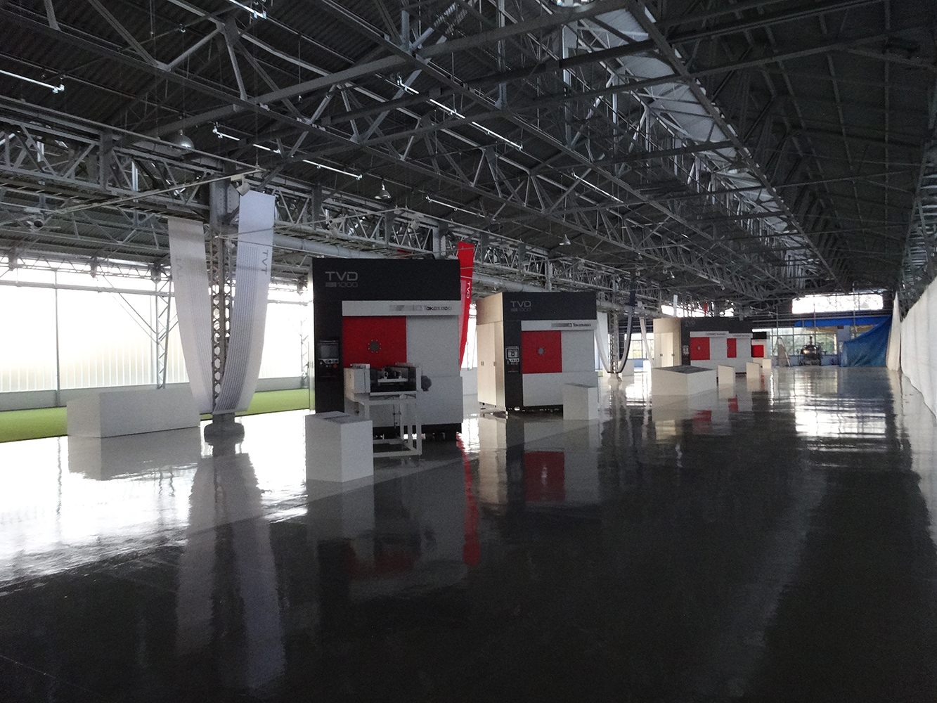 空間のスケールに合わせたシンプルで上品なサイン計画。展示空間への導入部としてブランドイメージ向上に寄与。