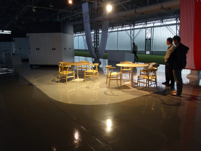 展示と商談を同時に行えるよう、テーブル・椅子・照明を丁寧に選定。サンプル検討を重ね、落ち着きのある打合せ環境を整備。