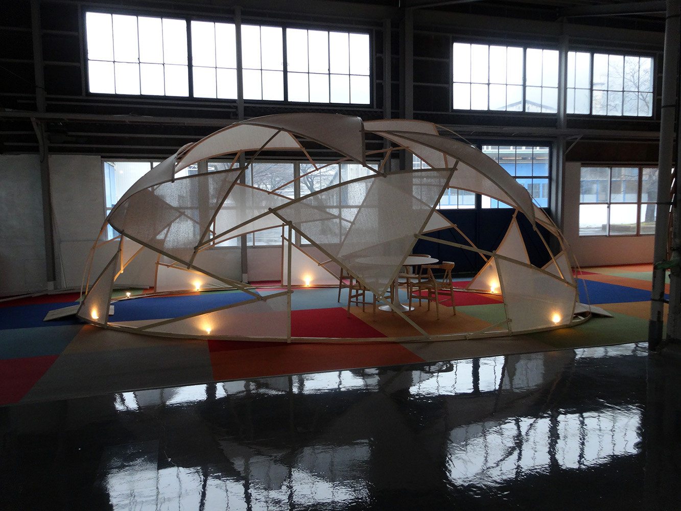 遊び心を取り入れたレセプションブース。
透明感のある覆いを用いて設計したオリジナル製作。来場者を迎える象徴的なポイントとして好評。