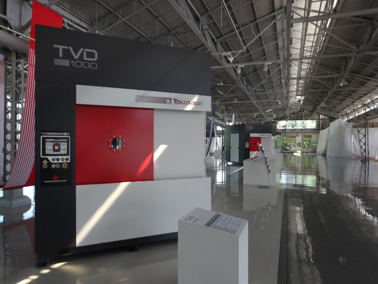 来場者が自由に回遊できるよう、機械ごとに解説パネルを配置。展示内容を視覚的に理解しやすい構成としました。