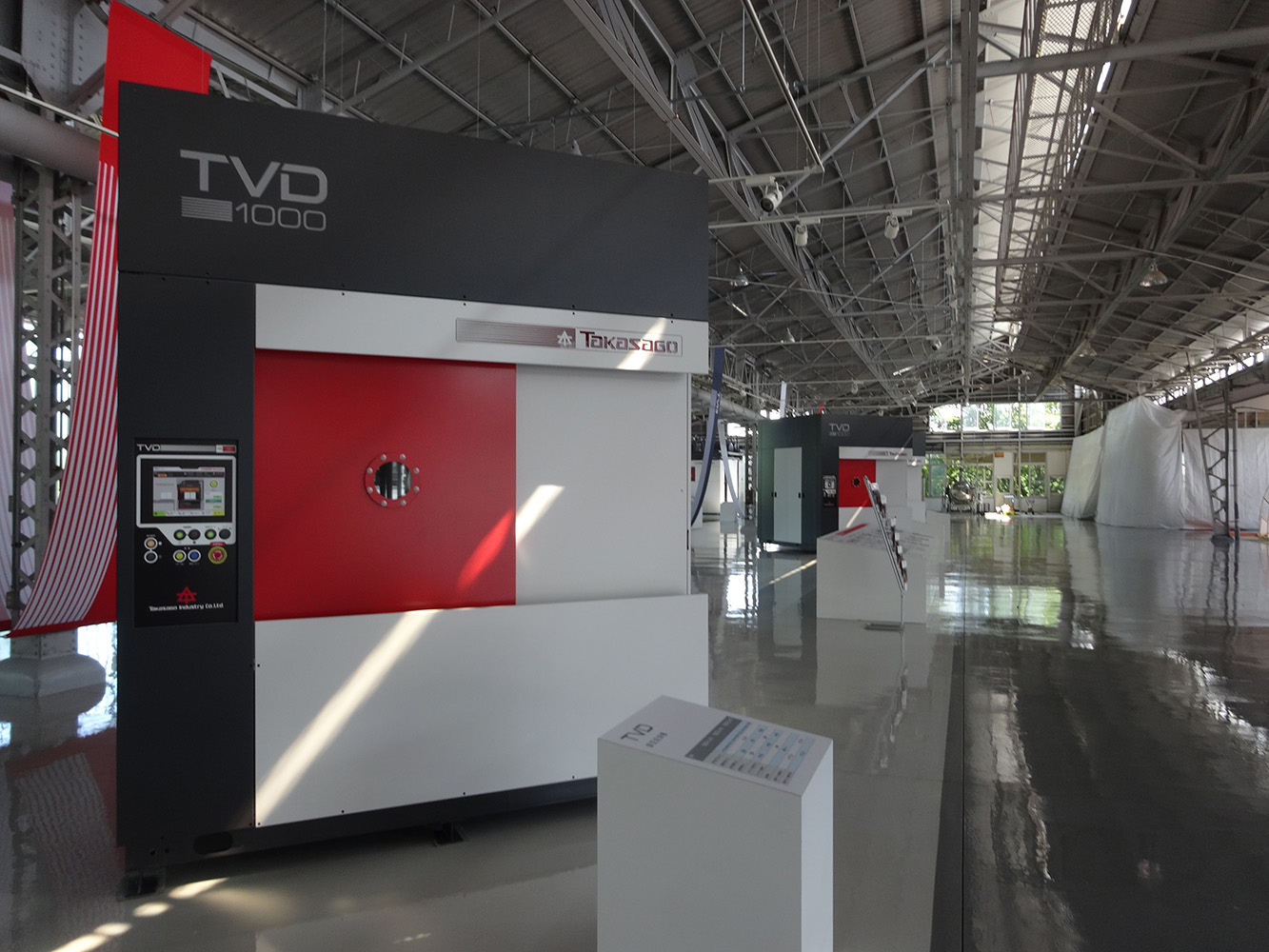 来場者が自由に回遊できるよう、機械ごとに解説パネルを配置。展示内容を視覚的に理解しやすい構成としました。