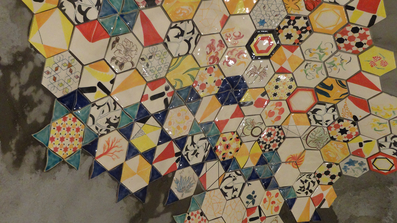 工業製品の大量生産では出せない、手書き絵付けのタイルを多用。一つ一つに手間をかけることで、空間全体に深みと面白さを加えています。