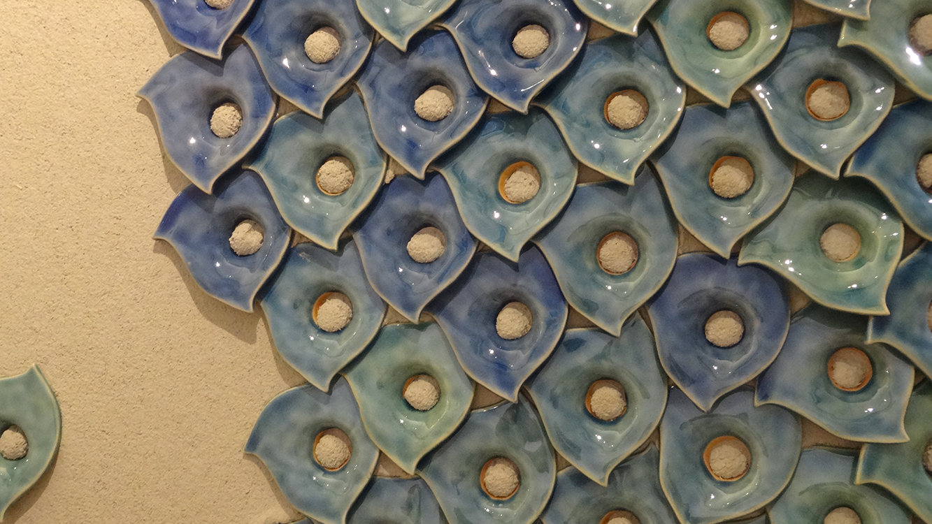 イスラムタイルの幾何学形状をもとに、現代的に再構成したオリジナルタイル。
土壁の下地に直接張り込み、土とタイルの不思議な関係が生まれました。