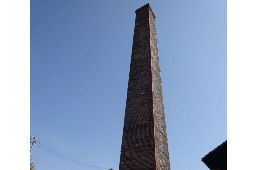 レンガを一度解体し、耐震補強後に再積みされた煙突。