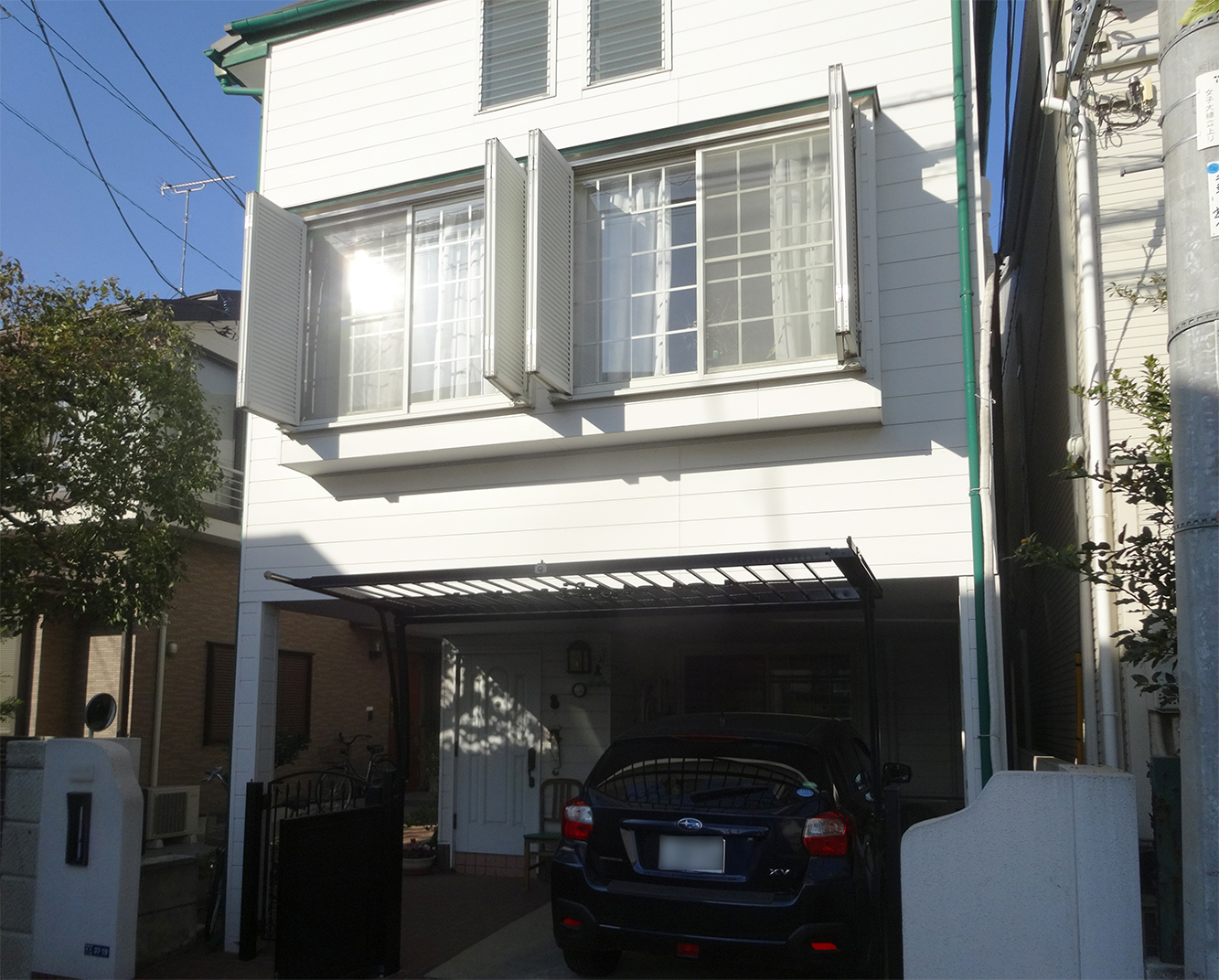 玄関まわりは駐車場を兼ねるピロティ形式。耐震補強で安全性を確保を重視。（改修前の写真）