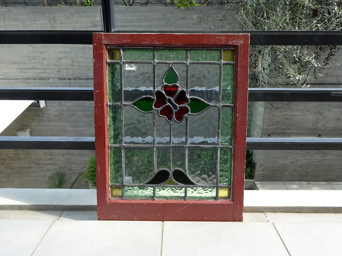 骨董店で見つけた窓をアクセントに。住宅の個性を強化。