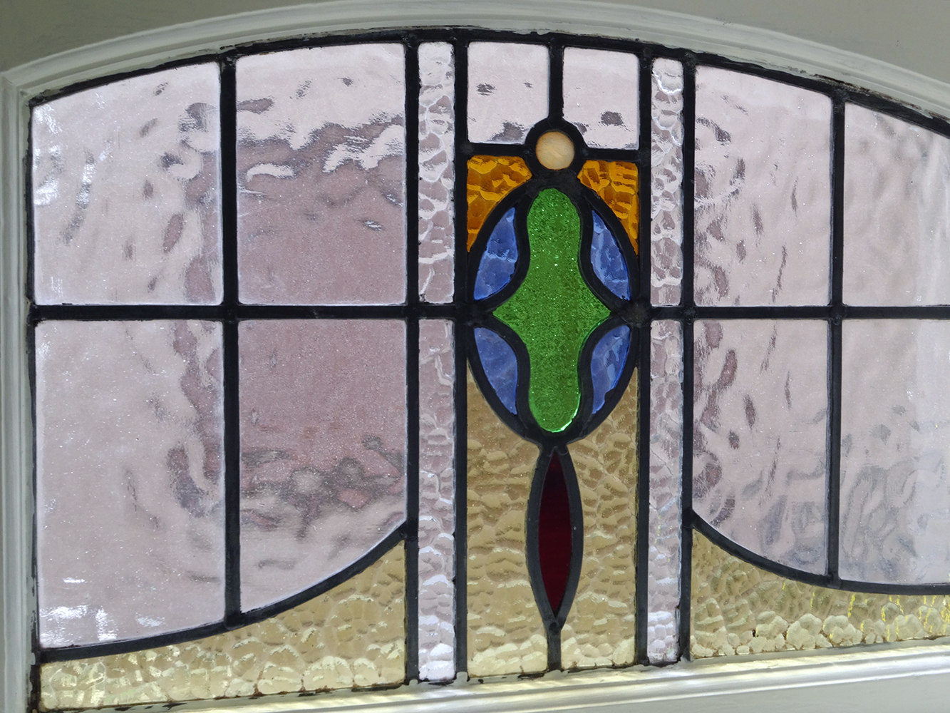 内部の灯りがガラス越しに柔らかく広がる、美しい外観演出。