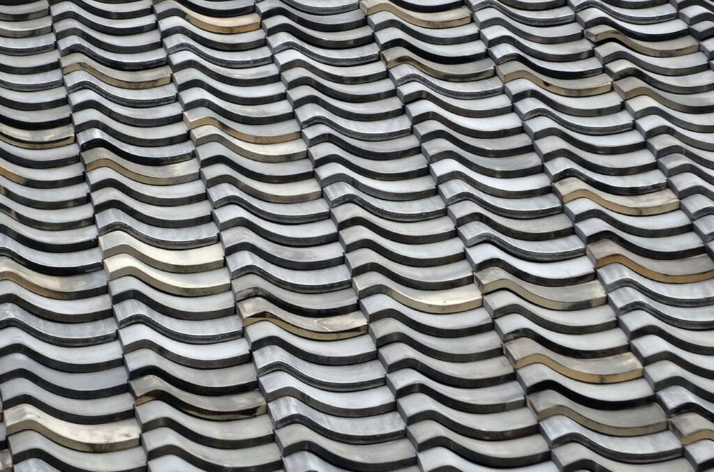 昔ながらの達磨窯で焼いた新瓦の表情。