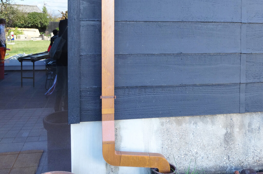 銅製雨樋が外観に調和を与える。