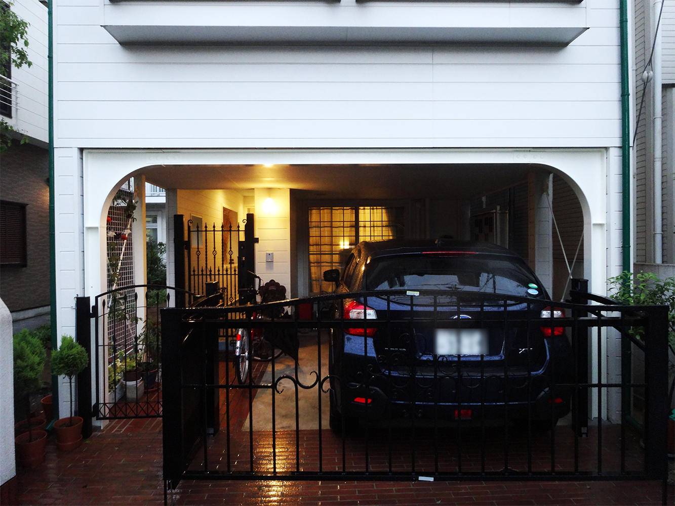 構造補強を意匠として見せ、外観に自然に溶け込ませたデザイン。