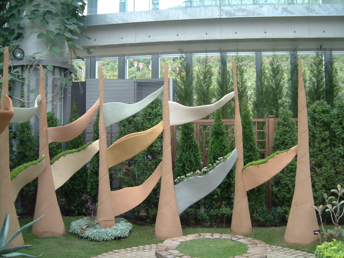 色土を用いて制作した造形群。素材の持つ表情を活かし、有機的な形態を追求した作品。