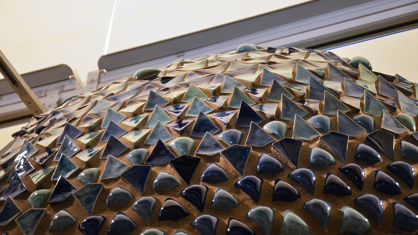 通常のタイル張りとは異なる、曲面に沿って斬新な形状のタイルを施工。