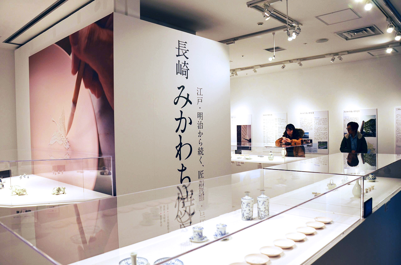 照明はやや落とし気味に設定し、鑑賞者の視線が作品へ集中する環境を整備。