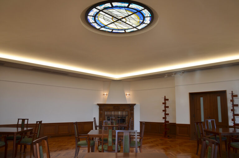 腰壁にはチーク材、天井にはGRG材を用い、中央にはステンドグラスを組み込んでいます。