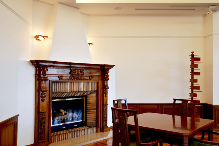 英国製アンティークのマントルピースを採用。空間の象徴的なアクセントに。