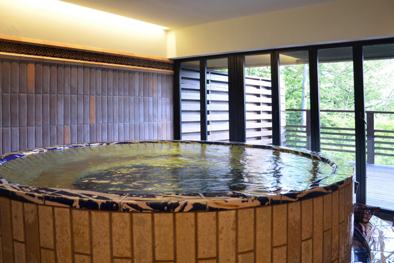 印象的な円形浴槽。大きなスケールが空間に特別感を生む。