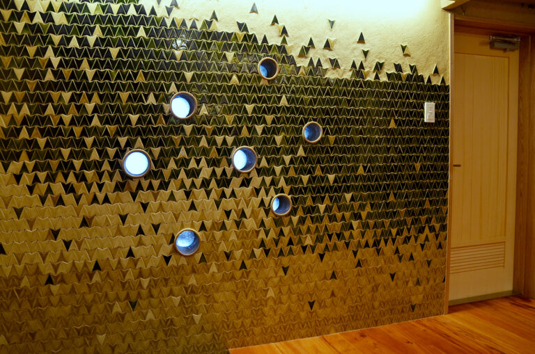 脱衣室の壁はグラデーションタイルで構成。空間に柔らかな奥行きを与える。