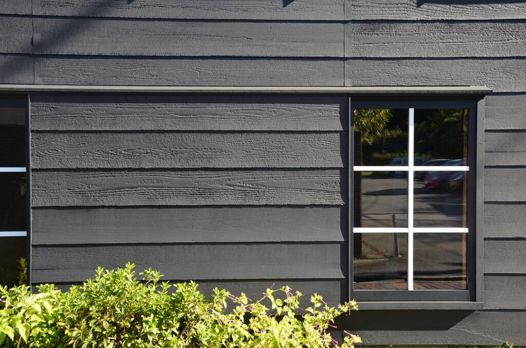 当時の黒壁を再現したノンタール塗装。