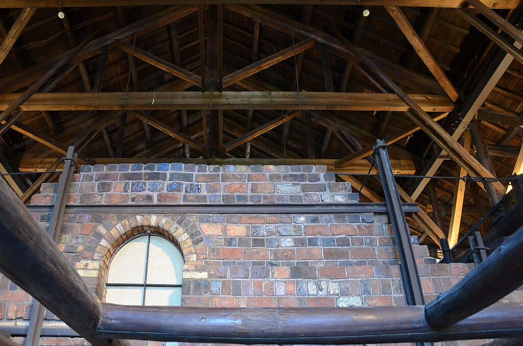 窯を囲む合理的な小屋組の構造。