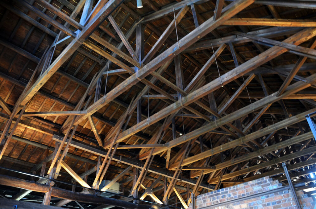 力強い洋小屋組をそのまま活かした内部空間。