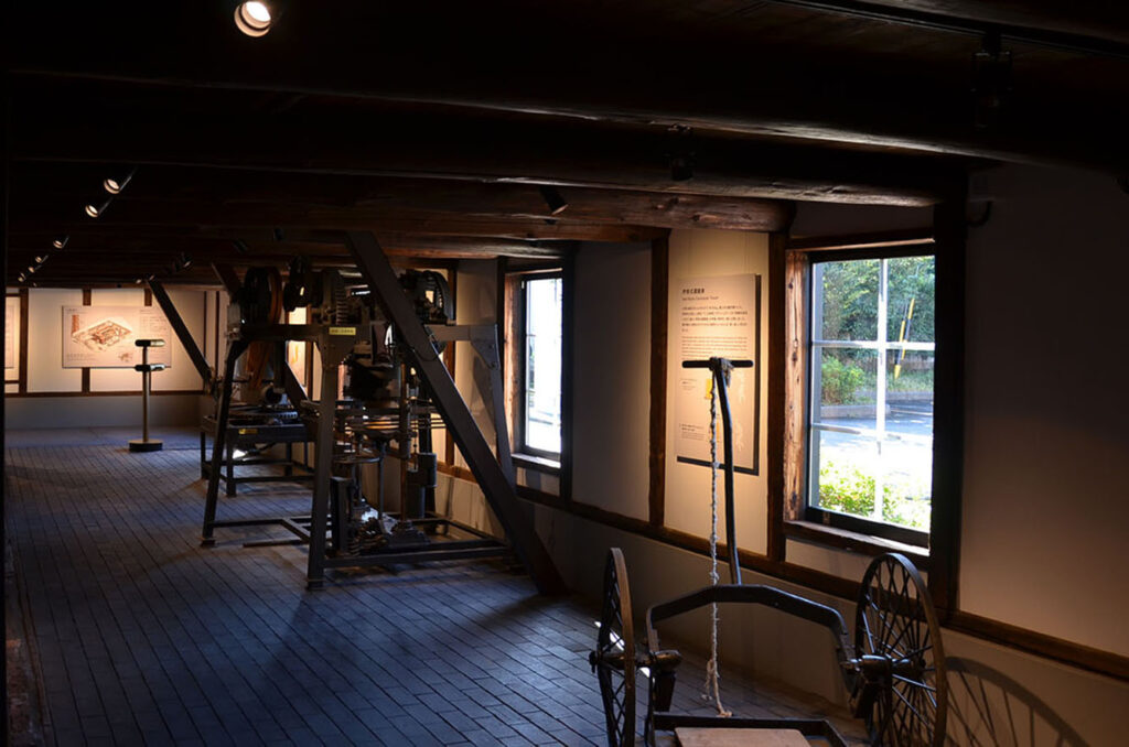 低い天井が当時の作業環境を物語る工場内部。