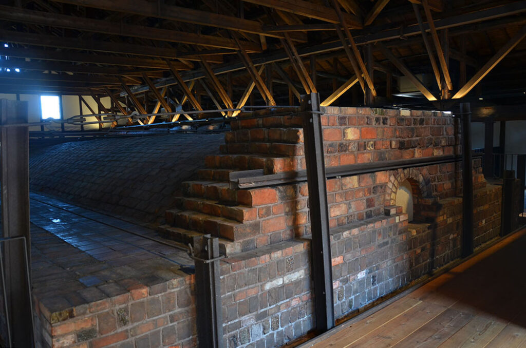 膨張対策として使われた鉄レールの補強材