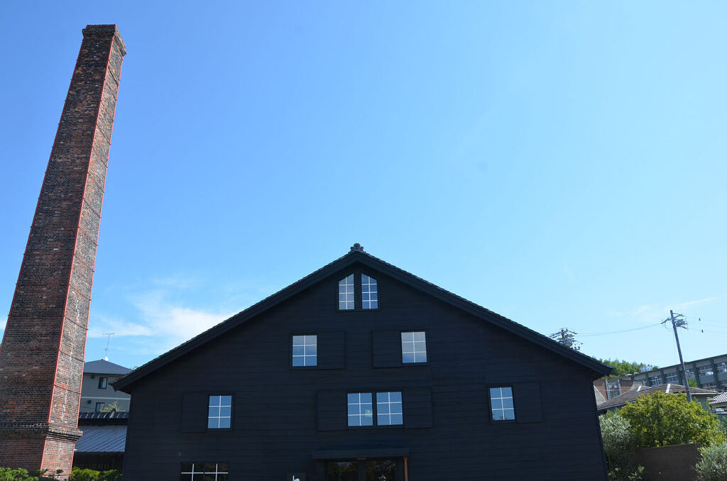 資料館の象徴となる黒壁と窓の白い格子。