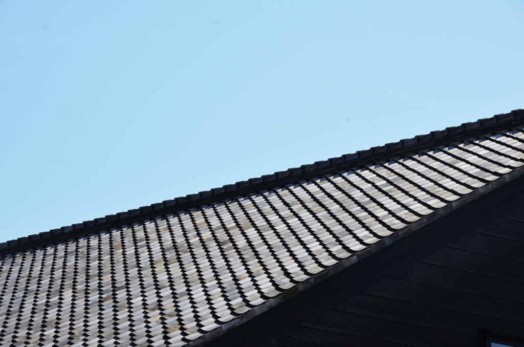 土を焼いた瓦とレンガがつくる工場の風景