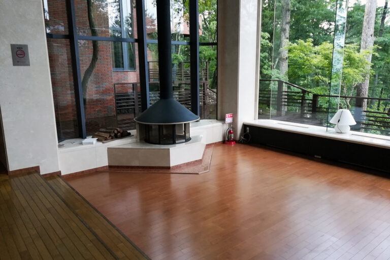 研修用途に合わせ、ホールはフローリングで明るく開放的な場に整えた。