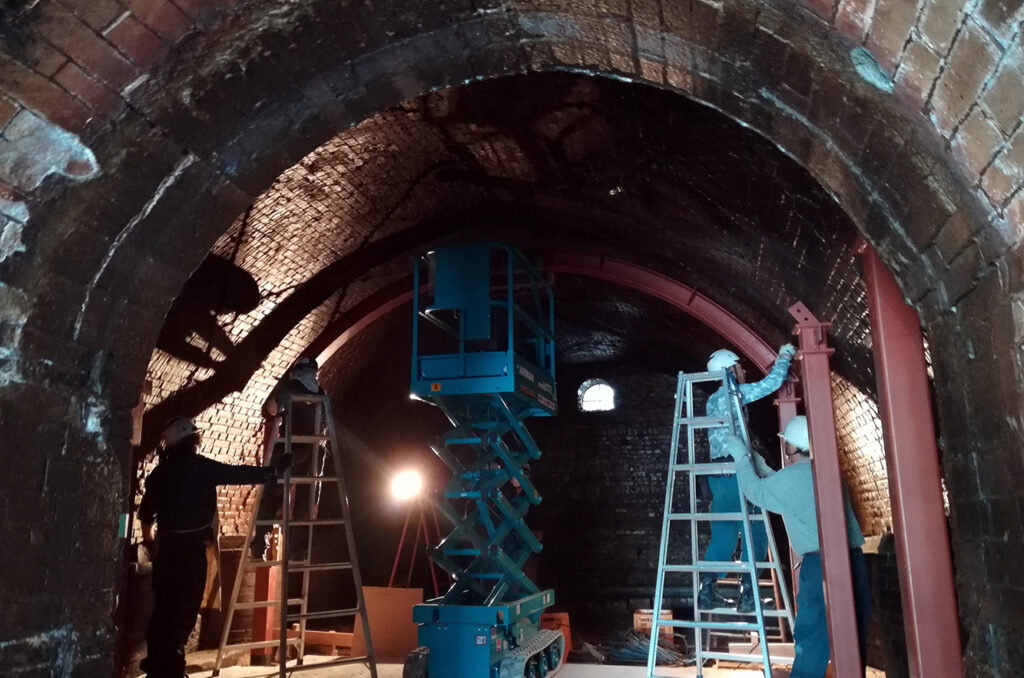 窯内部の安全性を確保する防護柵。