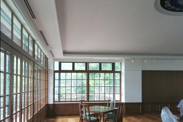 高台に位置する講堂ホール。大きな開口部から眺望が広がる特別なロケーション。