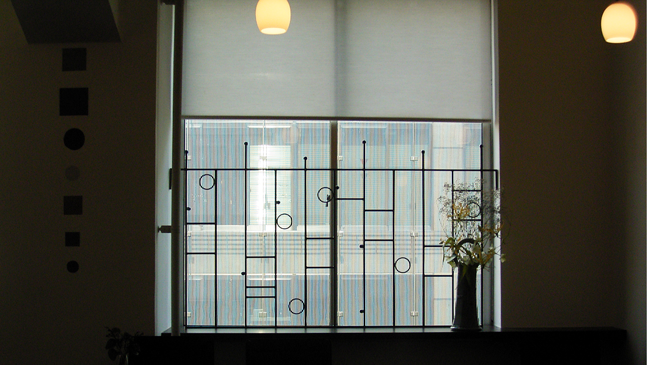 窓際に施した飾り格子。壁のデザインと呼応し、建物の持つクラシックさを損なわず現代的に調整。