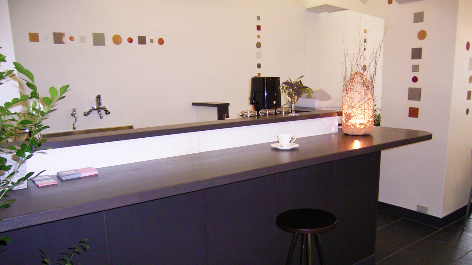 カウンターは最小限の機能に絞り、静かなカフェ空間を構成。現在はカフェ機能を2階へ移設。
（左官職人　小沼　充、協同　木村謙一）