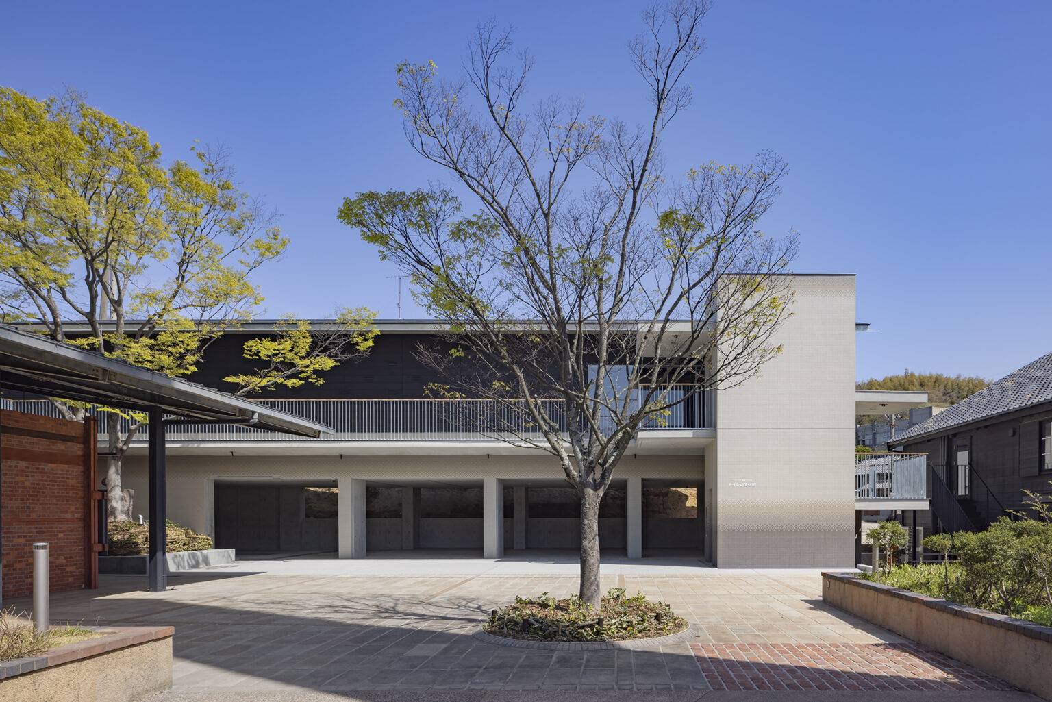 木部の壁と、1階のコンクリート打放しを対比させた空間構成。
素材そのものの表情を活かし、シンプルながらも印象的な内部としています。