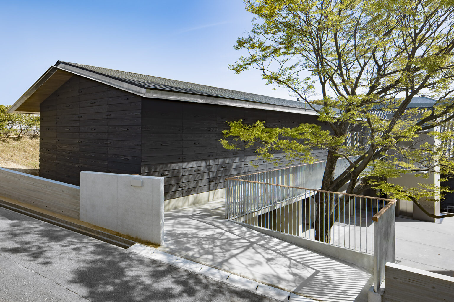 道路側に面する妻側ファサード。
周囲の景観を損なわないよう、慎重にバランスを取りながらデザインしました。