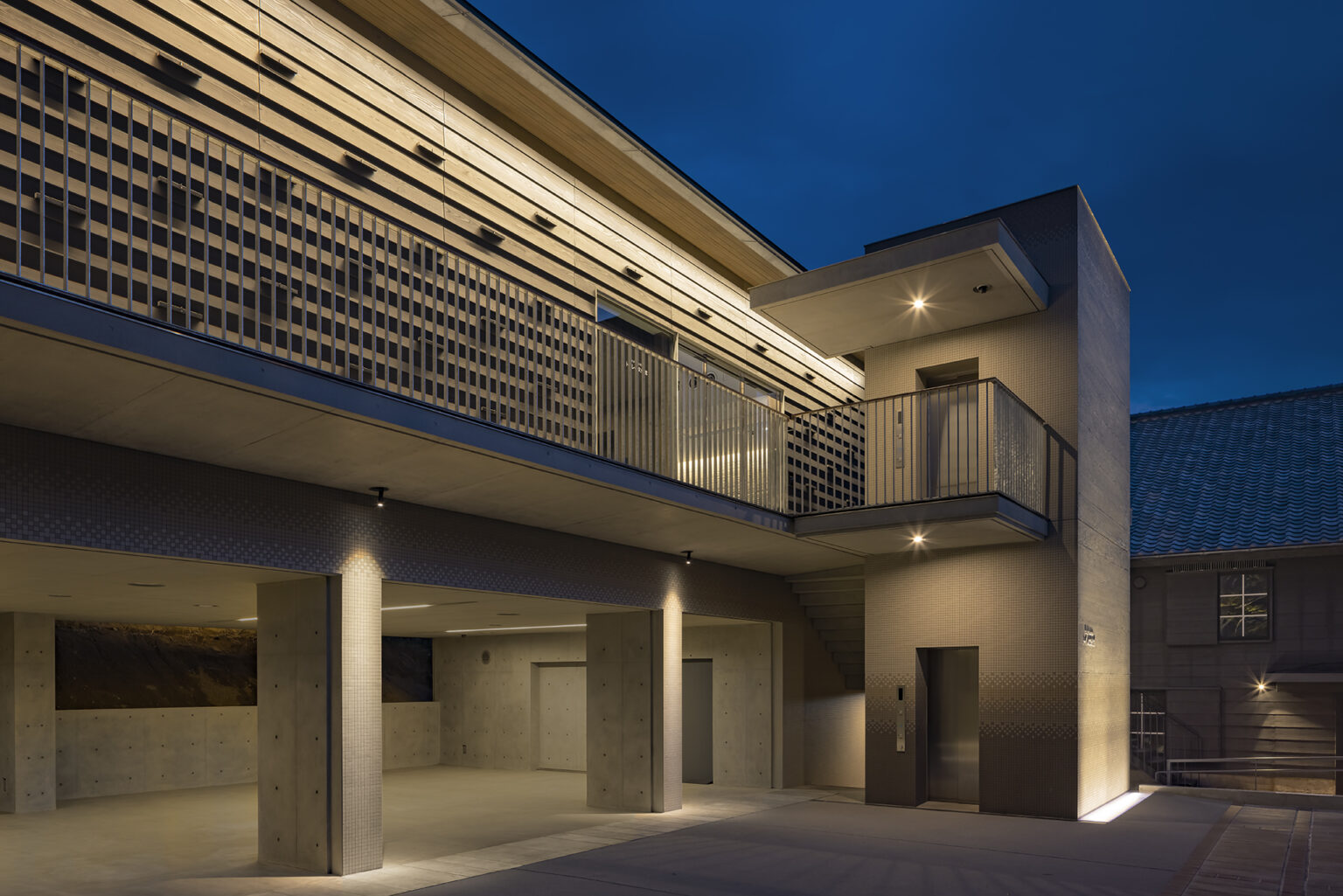 照明の陰影によって生まれる幻想的な内部空間。
外壁の凹凸が光によって際立つよう計画しました。
(撮影 すべて 梶原敏英)