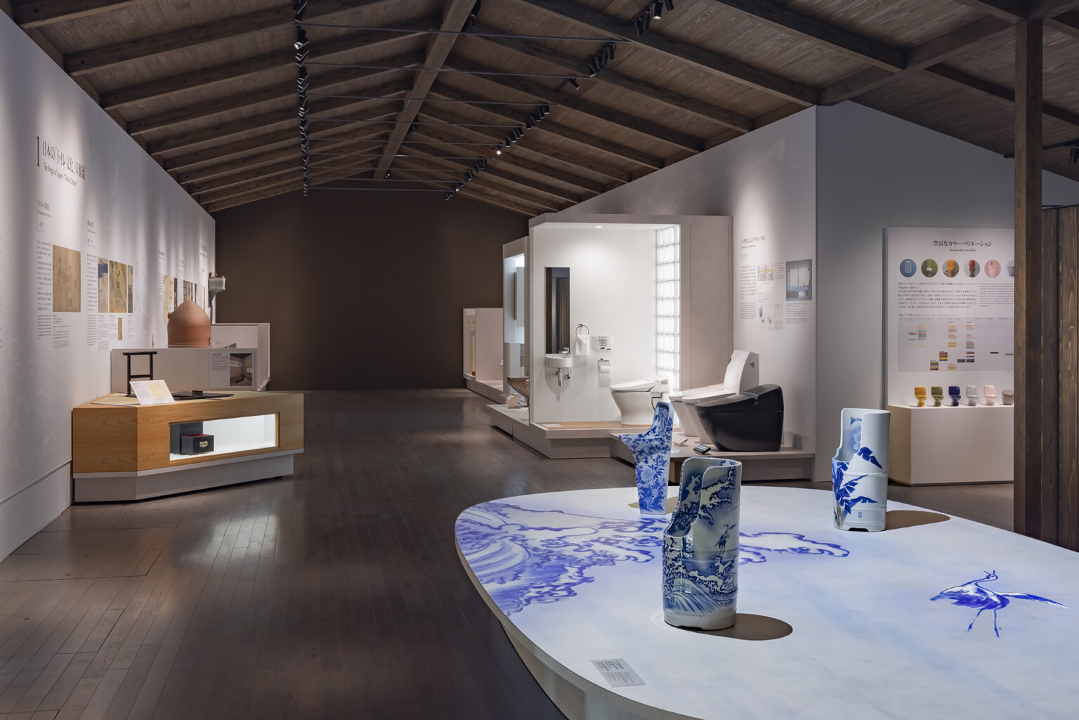 衛生陶器の文化や歴史を、視覚的に分かりやすく展示。
現在の衛生陶器になっていく過程をわかりやすく解説しています。