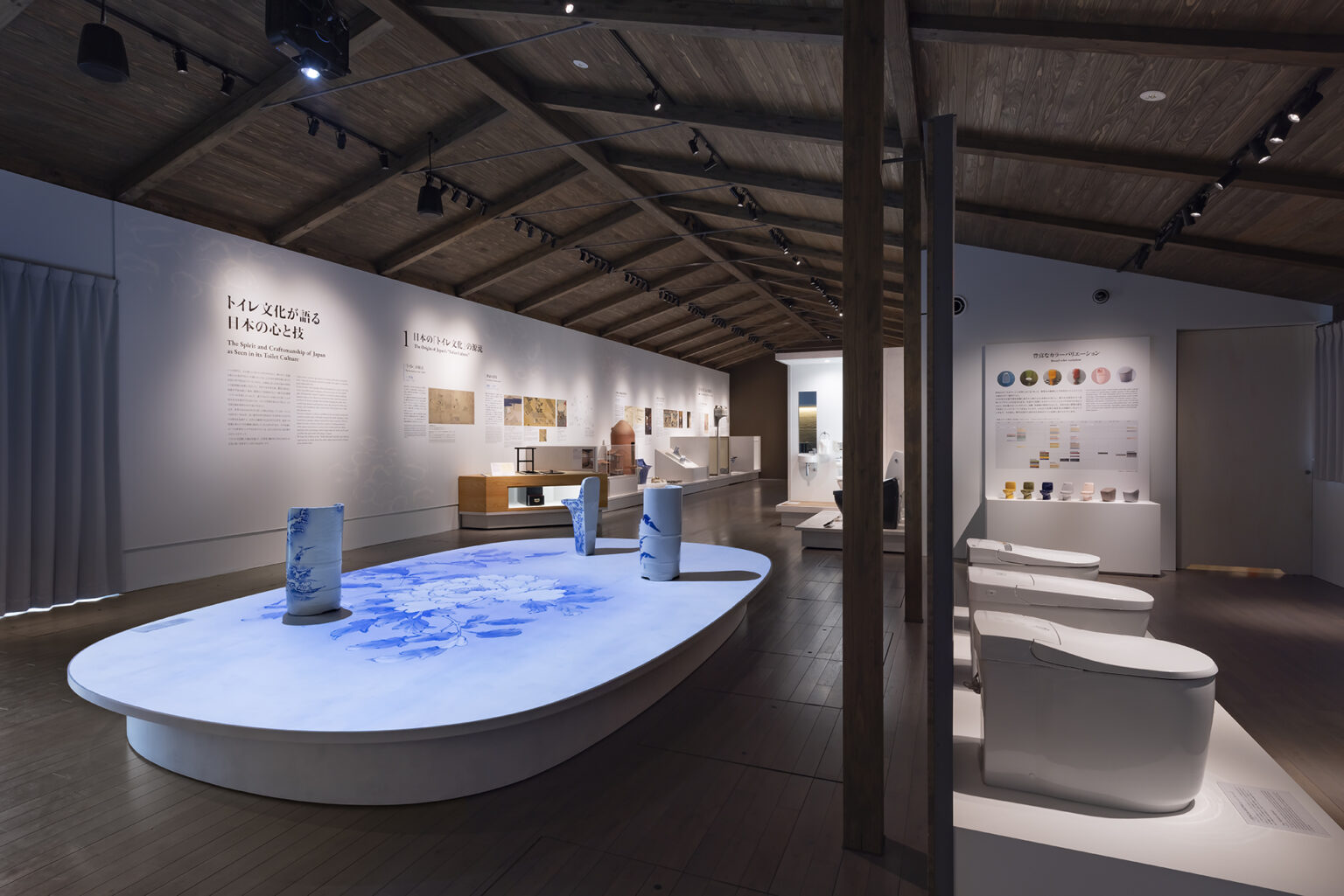 大きな無垢材の梁の連続体が空間全体を覆う内部構成。
シンプルな小屋組とすることで、素材の力強さを引き立てています。