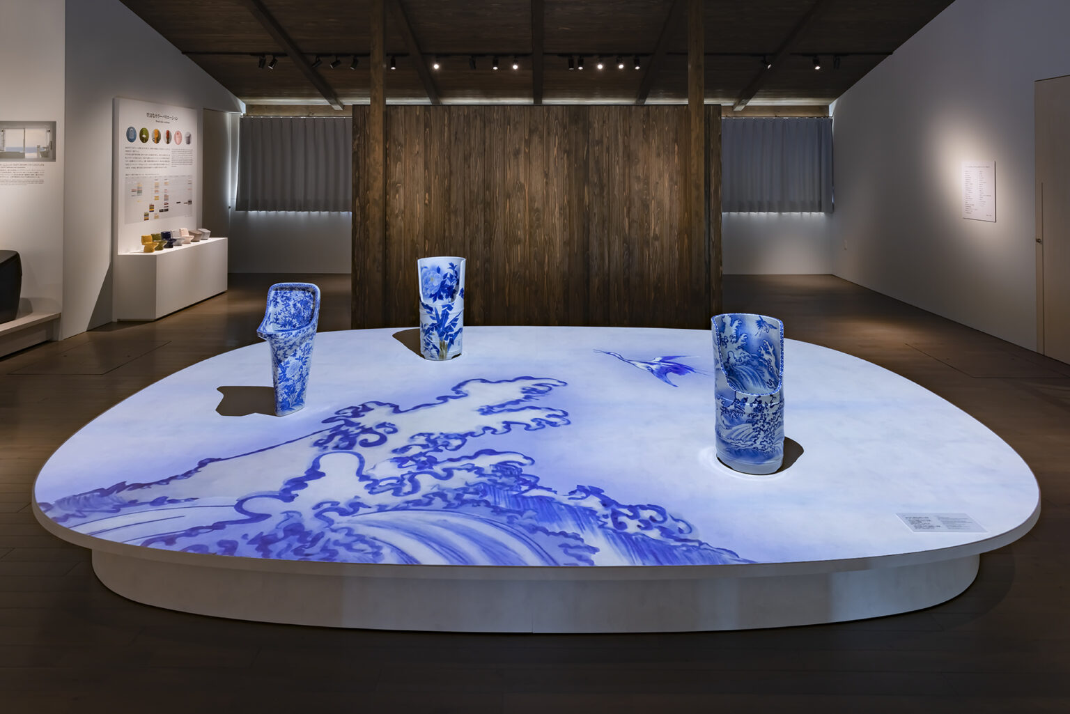 象徴的な存在として配置した絵付け便器。
展示空間の中で視線を集め、来館者の記憶に残る演出としています。